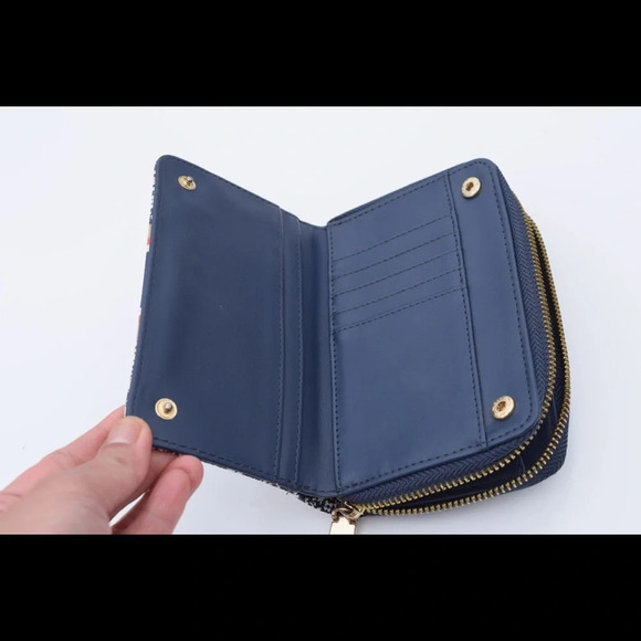 C. Wonder wallet - Picture 4 of 8
